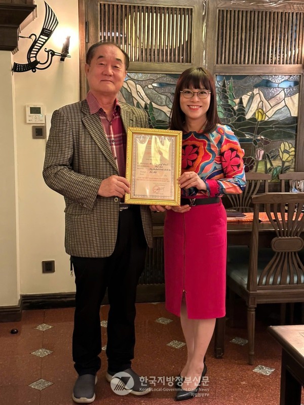 안경환 총장과 MHGROUP 응우옌티민항 회장(오른쪽)이 수상 축하연을 갖고 기념촬영을 하고 있다(사진=정양기 기자/안경환 총장)