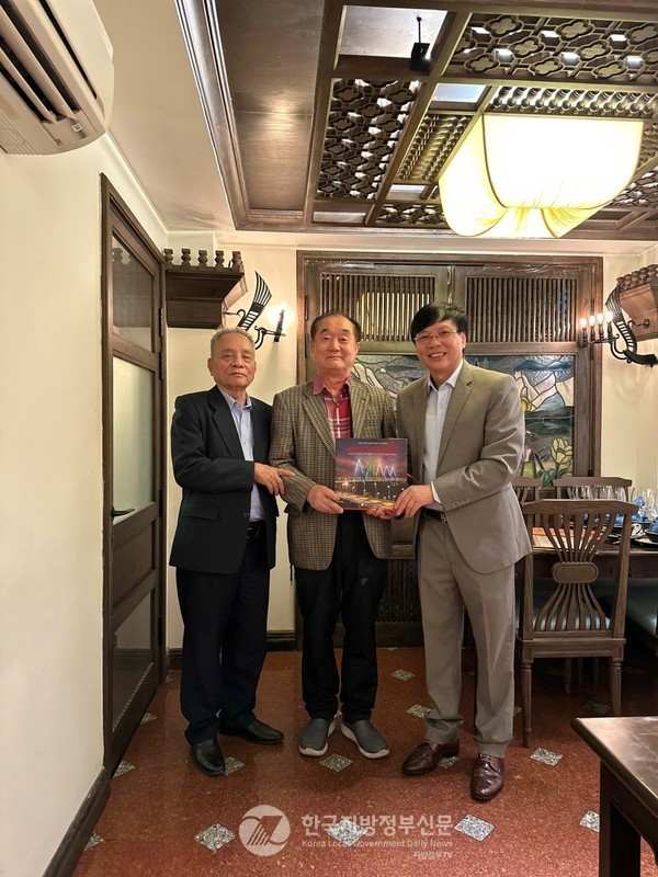 안경환 총장이 수상 축하연에서 팜꾸옥또안(왼쪽), 호꽝러이(오른쪽) 두 전직 베트남 언론인협회 상임부회장과 함께 기념촬영을 하고 있다(사진=정양기 기자/안경환 총장)