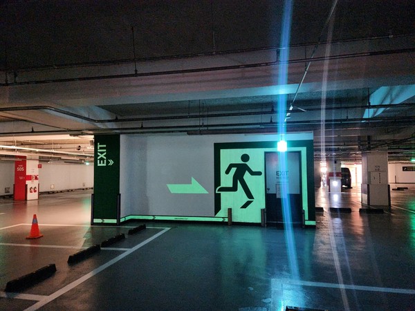 ‘피난유도선 설치 사업’은 피난유도선에 사용되는 축광페인트는 어두운 환경에서도 빛을 흡수한 뒤 스스로 발광하는 원리로 작동한다. (사진=김미숙 기자/서초구청)