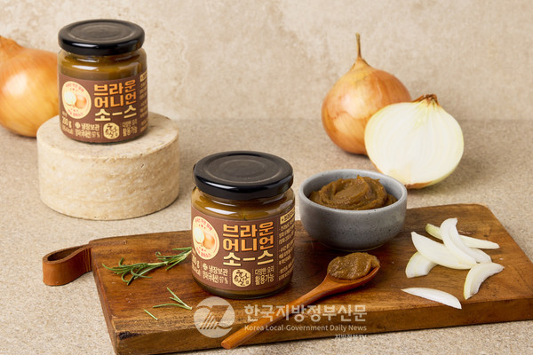 전남농업기술원(원장 김행란)은 첨가물 없이도 육류나 생선 요리의 잡내를 제거하고, 볶음이나 면 요리의 감칠맛과 향을 살릴 수 있는 탁월한 효능을 지니고 있는 '양파를 활용한 캐러멜소스인 브라운어니언 소스' 개발에 성공했다(사진=조용원 기자/전남농업기술원)