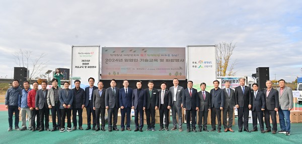 연단위 6500억원의 임산물을 생산하고 있는 충남도(도지사 김태흠)가 '제2의 산림녹화 사업' 추진을 밝힌 가운데, 김태흠 충남도지사가 “나무와 숲을 가꾸는 여러분에게 투자하는 일은 100년 그 이상의 미래까지 보장하는 가치 있는 일이 될 것이라 생각한다”며 “임기 내 경제림 1만 3000ha를 조성해서 산림의 경제성을 높이고, 산림소득도 향상시켜 나가겠다”고 말했다. (사진=김지수 기자/충남도청)