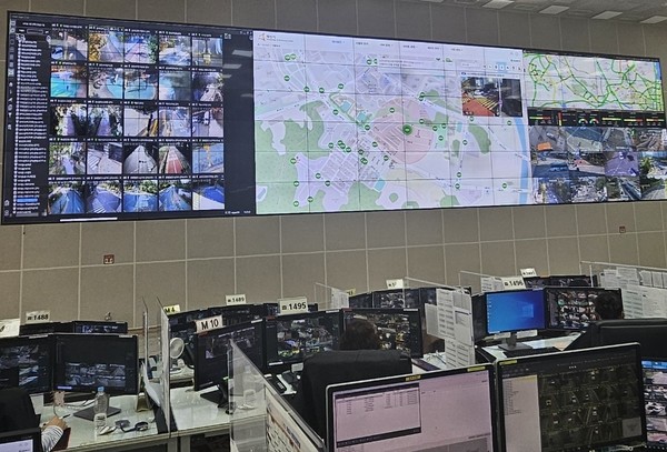 정명근 화성시장이 “최첨단 AI 영상관제 시스템이 화성시의 도시 안전을 위한 핵심 인프라로 자리 잡게 되어 기쁘다”며 “이번 시스템 구축이 AI 기술을 통해 범죄 예방, 교통 관리, 재난 대응 등 다양한 분야에서 시민 안전을 획기적으로 강화하는 계기가 될 것”이라고 전했다. (사진=김미숙 기자/화성시청)