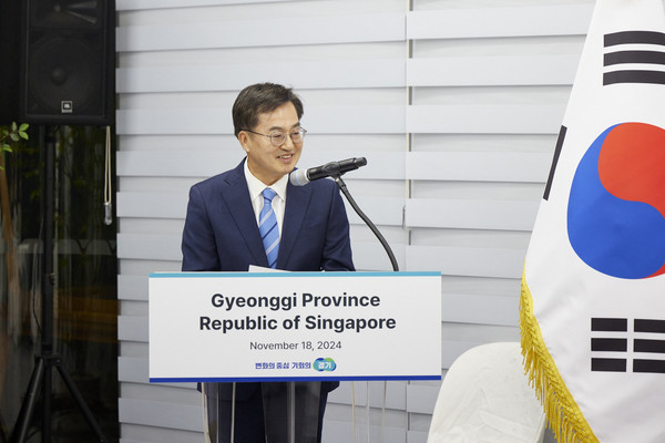 김동연 지사는 지난 18일 저녁 도담소에서 헹 스위 킷(Heng Swee Keat) 싱가포르 부총리 겸 국립연구재단 이사장을 만나 이와 같이 밝히며, “경기도와 싱가포르의 공통점은 ‘혁신’과 ‘용기’ 두 단어로 요약할 수 있다. 기회를 위한 혁신과 미래를 향한 용기. 이를 바탕으로 양국은 급속한 경제 발전을 누려왔다”며 “우리는 모두 혁신을 주도하고 국민을 위한 더 나은 미래를 만들기 위해 최선을 다하고 있다. 그래서 저는 우리 앞에 놓인 모든 가능성에 대해 기대가 크다. 서로에게 제공할 수 있는 것이 많은 파트너라고 믿는다”고 강조했다. (사진=김미숙 기자/경기도청)