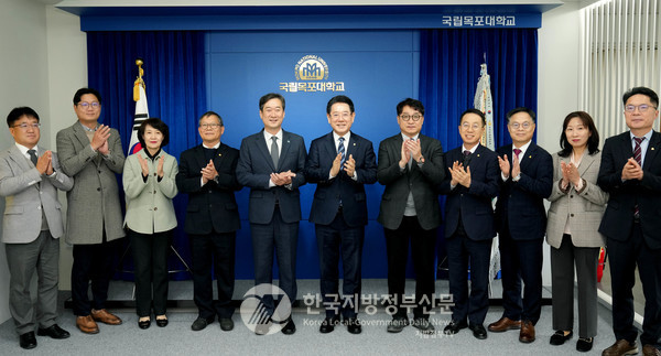 김영록 전남도지사(오른쪽 여섯번째)가 19일 목포대학교를 방문해 송하철 목포대학교총장(왼쪽 다섯번째)과 면담을 갖고 기념촬영을 하고 있다.(사진=조용원 기자/전남도청)