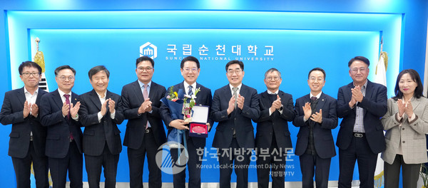 김영록 전남도지사(왼쪽 다섯번째)가 19일 오후 순천대를 방문해 이병운 총장(오른쪽 다섯번째)과 면담을 갖고 순천대-전남도 관계자들과 함께 기념촬영을 하고 있다.(사진=조용원 기자/전남도청)