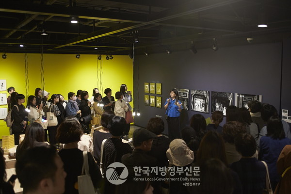 지난 4월 이수지 작가가 순천그림책도서관에서 수많은 관람객이 참여한 가운데 여름의 무대, 이수지의 그림책 전시 설명을 진행하고 있다(사진=조용원 기자/순천시청)