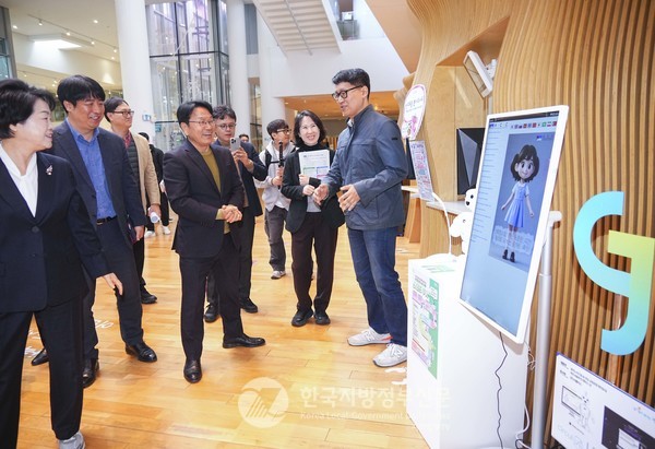 전국 최초로 도시 전체를 창업기업의 테스트베드로 만들어 가고 있는 강기정 광주광역시장(가운데)이 20일 창업기업제품 실증지원사업 시민체감형 실증이 이뤄지고 있는 국립아시아문화전당 어린이문화원을 찾아 시민체감형 실증이 어떻게 진행되고 있는지 살펴보고, 창업 초기 다양한 어려움을 겪고 있는 기업들의 현장의견을 듣고 있다(사진=조용원 기자/광주시청).