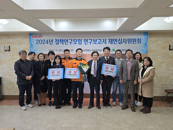 금상을 받은 ‘달성군119라이프세이버’ 팀은 빈번히 발생하는 국내외 교량 투신 사고를 조사·분석해 대구 지역에 적용할 수 있는 실효성 있는 방지 대책 방안을 제시하여 심사위원들로부터 높은 점수를 받았다. (사진=김지수 기자/대구시청)