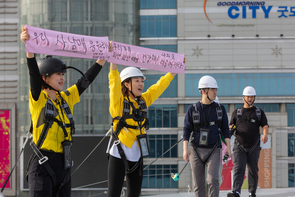 루프탑 투어 프로그램은 기존 DDP 실내‧외 공간투어를 넘어 비정형 알루미늄 패널과 사막식물 ‘세덤’으로 이뤄진 숨겨진 공간 ‘지붕’까지 시민과 공유하려는 새로운 시도로, 지상 29m 높이의 DDP 지붕 일부인 편도 140m를 30여분간 직접 걸으며 동대문, 남산, 성곽공원 등 서울의 과거와 현재를 조망하는 특별한 경험을 가능하다. (사진=김미숙 기자/서울시청)