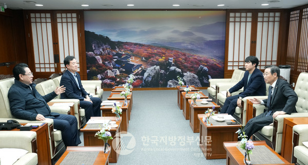 김영록 전남도지사(왼쪽 앞)가 본지 정양기 발행인(오른쪽 앞), 조용원 취재본부장(오른쪽 뒤)과 만나 22일 도청 접견실에서 윤재광 대변인(왼쪽 뒤)이 배석한 가운데 김지사의 도정 수행 철학과 전남도 현안들에 대해 특별대담을 나누고 있다(사진=조용원 기자)