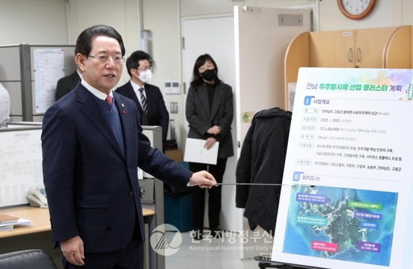 김영록 전남지사는 고흥과 순천의 우주항공산업을 기반으로 한 '전남형 방위산업' 생태계 조성을 신성장 전략 산업으로 추진하고 있다.(사진=조용원 기자/전남도청)