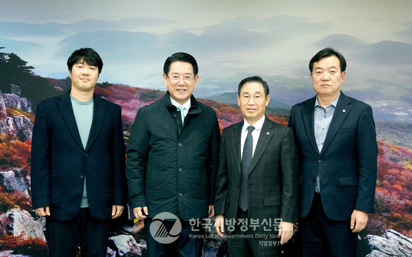 김영록 전남지사(왼쪽 두번째), 정양기 발행인(오른쪽 두번째), 조용원 취재본부장(맨 왼쪽), 윤재광 전남도 대변인(맨 오른쪽)이 이날 특별대담을 마친 후 기념촬영을 하고 있다. (사진=조용원 기자)