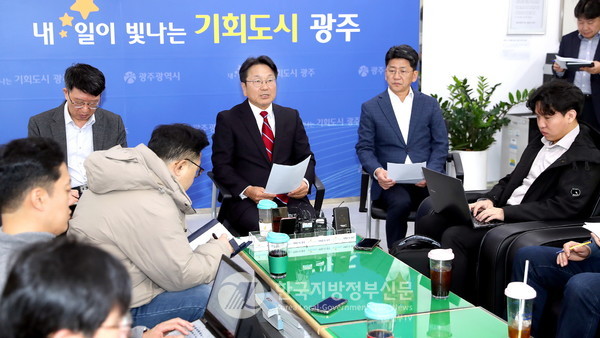 강기정 광주광역시장(가운데)은 26일 시청에서 기자들을 만나 “민‧군공항 통합 이전 문제가 광주시‧전남도‧무안군을 넘어 또 다른 당사자인 중앙정부와 정치권도 참여하기로 했다”며 “‘12월 데드라인’을 철회하고, 무안군민과의 소통‧홍보 창구였던 ‘열린대화방 운영’ 중단과 함께 12월 초 예정했던 ‘공항도시 무안미래비전 토론회’와 ‘여론조사’도 중지하기로 했다”고 밝혔다.(사진=조용원 기자/광주시청)