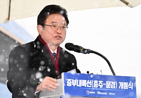 이철우 경상북도지사는 “이천~문경 철도를 시작으로 경상북도에 철도 5개 노선이 올해 말까지 개통을 앞두고 있어 새로운 철도교통의 시대를 맞이하게 됐다”며 “철도교통을 중심으로 지역 신 거점화를 통해 지역관광과 경제 활성화, 균형발전으로 인구 유입 효과를 극대화해 지역 소멸 위기 극복에 최선을 다하겠다”고 강조했다. (사진=김지수 기자/경북도청)