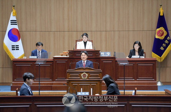 강기정 광주광역시장은 27일 시의회에서 2025년도 예산안 시정연설을 통해 “대전환 시대, 광주에 새로운 기회가 되고 대한민국의 활력 성장판이 될 수 있는 기회전략으로 예산안을 마련했다”고 밝혔다(사진=조용원 기자/광주시청)