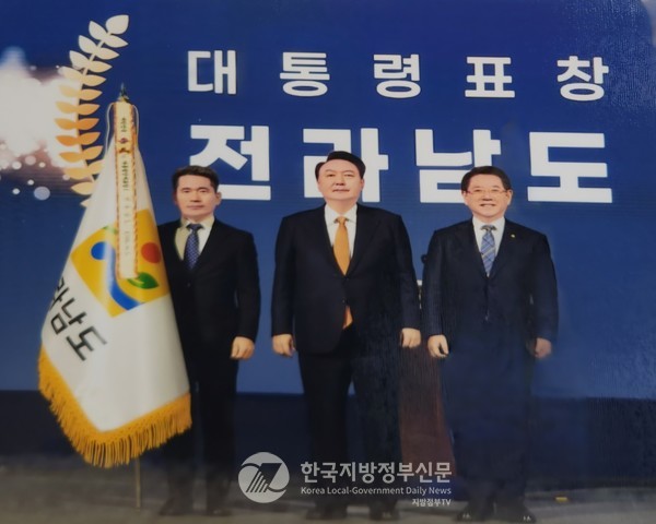 지난 11월 6일 정부가 춘천에서 개최한 ‘지방시대 엑스포’에서 전라남도(도지사 김영록)가 '지역산업 균형발전 부문' 평가에서 전국 최초의 유기농 생태 집적화단지 우수사례로 1위를 차지하며 대통령 기관 표창을 받았다. 윤석열 대통령(가운데), 김영록 전남도지사(오른쪽), 유덕규 전남도 친환경농업과장(왼쪽)(사진=조용원 기자/전남도청)