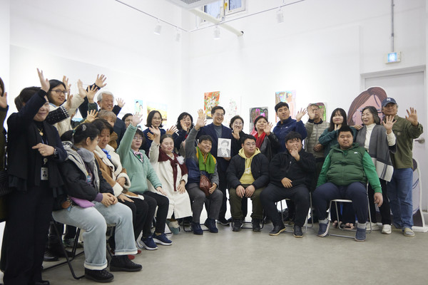 3일 세계 장애인의 날을 앞두고 김동연 경기도지사가 1일 양평군 소재 ‘어메이징 아웃사이더 아트센터(Amazing Outsider Art Center)’를 찾아 예술활동을 하고 있는 11명의 ‘아웃사이더’ 작가들과 소통하는 시간을 가졌다. (사진=김미숙 기자/경기도청)