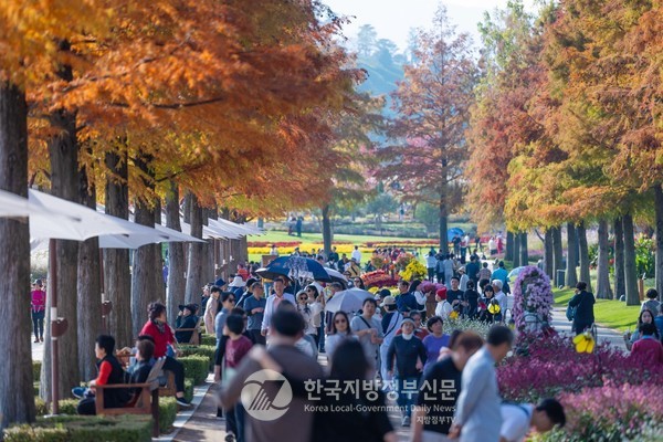 세계적인 핫플레이스로 급부상한 ‘순천만국가정원’이 올 4월 재개장 8개월 만에 방문객 400만 명·수입액 110억 원을 돌파해 대박 행진을 이어가면서 지방소멸 위기 도시의 '새로운 가능성'을 보여주고 있다는 평가다.(사진=조용원 기자/순천시청)