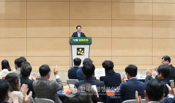 김영록 전남지사는 3일 12월 정례조회를 통해 “전라남특별자치도 설치와 함께 연방제 수준의 광주·전남 대통합 추진을 기대한다"고 말하고 "통합국립의대 설립 순항, 우주항공, 에너지 고속도로, 국가첨단전략산업 등이 본격 추진되면 ‘전남의 역사적 대도약’을 이룰 것”이라고 밝혔다(사진=조용원 기자/전남도청)