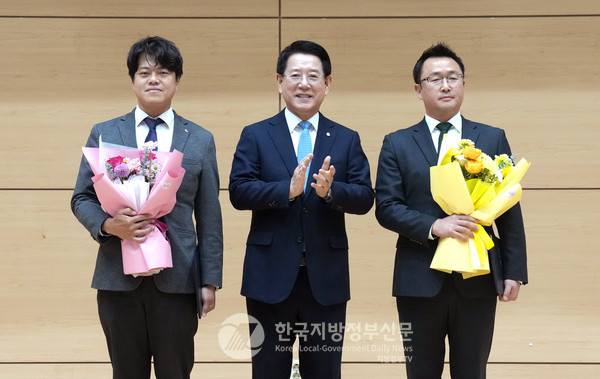 김영록 전라남도지사(가운데)가 3일 오전 도청 왕인실에서 열린 ‘공감과 소통을 위한 12월 정례조회’에서 이차전지 산업진흥 및 2024 명량대첩축제 유공자에게 시상을 하고 기념촬영을 하고 있다.(사진=조용원 기자/전남도청)