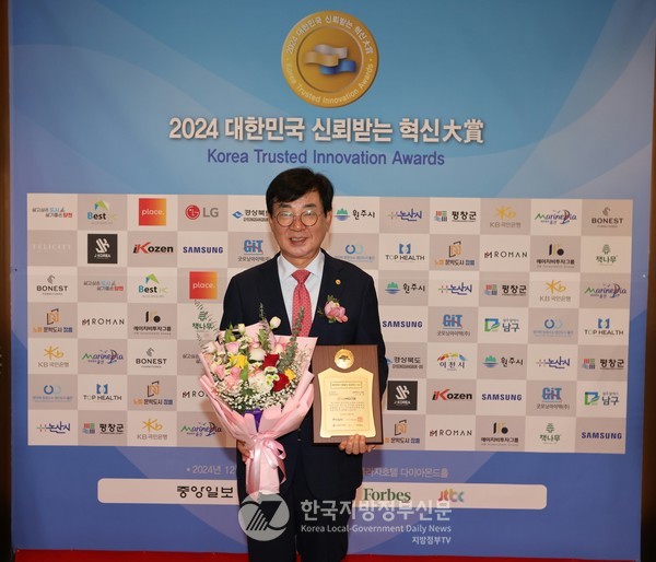 김성 장흥군수는 시상식에서 “장흥에 뿌리를 둔 한강 작가의 노벨문학상 수상은 장흥문학 발전의 화룡점정”이라며 “장흥을 노벨 문학도시로 브랜딩하여 지역발전을 앞당기겠다”고 말했다(사진=조용원 기자/장흥군청)