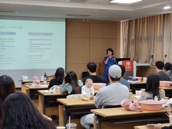 경기도는 인구·저출생 정책의 중장기적 정책목표와 방향을 설정하기 위해 경기도 인구정책 기본계획(2024~2028)과 2024년 시행계획을 수립했으며, 인구영향평가와 인구인지 예산제도를 도입해 정책사업이 경기도민의 삶에 미치는 영향을 예측하고 효과를 파악하고자 노력하고 있다. (사진=경기도청)