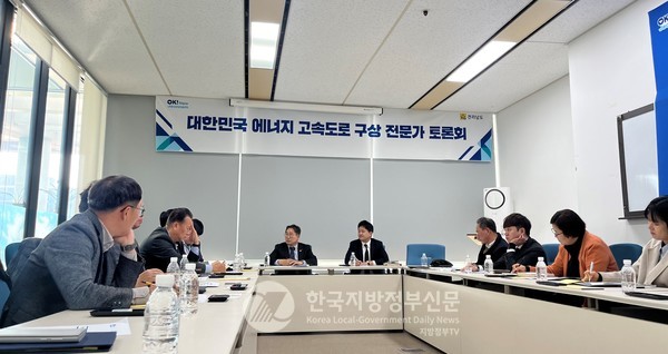 전라남도는 최근 ‘대한민국 에너지 고속도로’ 구상 전문가 토론회를 개최하고 지역에서 생산한 에너지를 지역에서 소비하는 ‘에너지 지산지소(地産地消)’, ‘도민 에너지 기본소득 실현’ 등 ‘대한민국 에너지 고속도로’ 추진 전략 구상에 머리를 맞댔다.(사진=조용원 기자/전남도청)