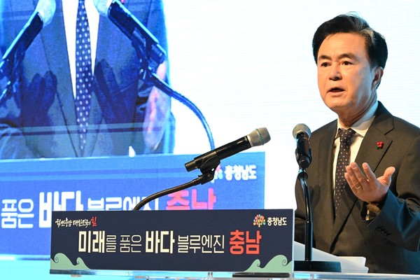 김태흠 충남도지사는 충남에 세계 최고 블루카본 생태계를 조성해 탄소중립 실현을 뒷받침하고, 기후위기 시대 대한민국 스마트 양식의 중심지로 도약한다는 목표로 ‘미래를 품은 바다, 블루엔진 충남’ 해양수산 미래비전을 선포하는 자리에서 이와 같이 말하며, “기후변화 위기 속에서 전 세계는 블루이코노미에 주목하고 있으며, 충남 역시 이러한 흐름 속에서 새로운 도약이 필요한 시점”이라고 이번 비전 수립 배경을 덧붙였다. (사진=김지수 기자/충남도청) 