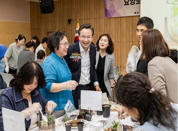 영등포구가 전국 지방정부 최초로 도입한 ‘요양보호가족 휴식제도’는 치매 등 노인성 질환을 앓는 어르신 가정에 자원봉사자를 연계하며, ‘독박 간병’ 등의 부담을 짊어진 가족들에게 휴식을 보장하는 지원 서비스이다. (사진=김미숙 기자/서울 영등포구청)