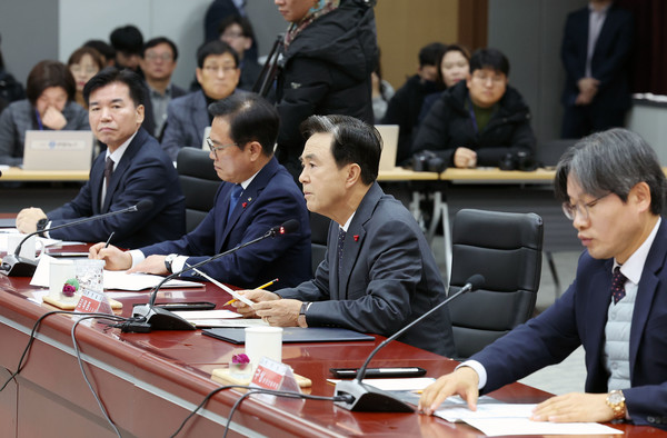 열분해는 산소가 없는 조건에서 폐플라스틱(폐비닐)을 간접 가열해 원료(나프타)나 연료(등유, 경유) 등 열분해유와 가스를 생산하는 기술이다. 이 기술은 소각에 비해 대기오염물질과 온실가스 배출이 적을 것으로 기대되고 있다. (사진=김지수 기자/충남도청)