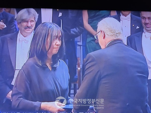 10일 스웨덴 스톡홀름에서 한국인 최초, 아시아 여성 최초로 노벨 문학상을 수상한 한강 작가는 ‘광주의 딸’로 불린다. 한강에게 광주는 생태적 고향인 동시에 정신적 고향이기도 하다. 세계인이 광주를 주목하고 있다.(사진=조용원 기자/현지중계방송캡쳐)