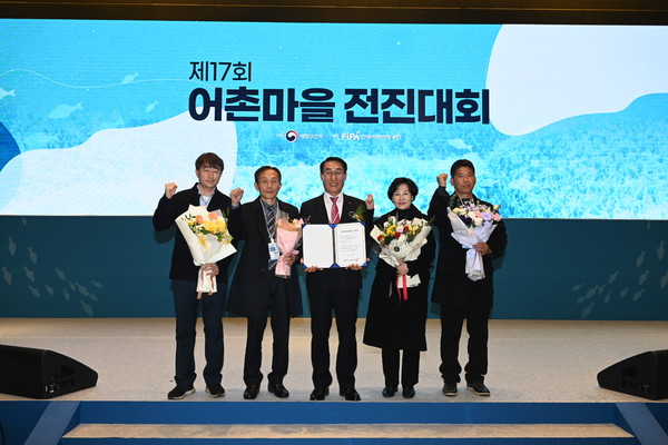 홍성군(군수 이용록)이 최근 인천광역시에서 개최된 ‘제17회 어촌마을 전진대회’에서 국가중요어업유산 제15호로 ‘광천토굴새우젓 가공업’의 국가중요어업유산 지정서를 수상하며, K-수산물 가공업의 새로운 이정표를 세웠다. (사진=김지수 기자/홍성군청)