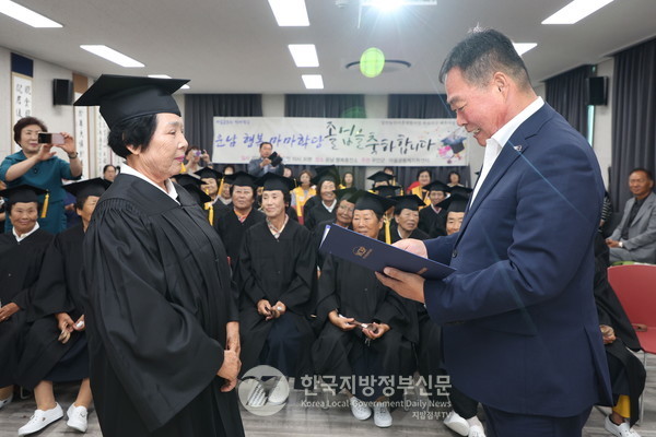 운남면 '행복 마마학당' 졸업식에서 평균 80세가 넘는 엄마들이 ‘어버이 은혜’를 다 같이 부를 때는 평생을 고생하신 어머님을 생각하며 눈물바다가 됐다. 김산 무안군수(오른쪽)가 졸업장을 수여하고 있다.(사진=조용원 기자/무안군청)