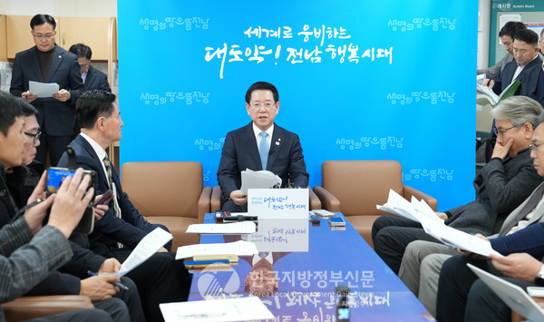 김영록 전남도지사가 16일 “전반적으로 침체된 소비심리로 어려움을 겪는 중소상공인 지원과 도민의 일상 회복, 경제적 충격 완화 등 민생안정을 위해 1천185억 원 규모의 민생경제 종합대책을 선제적으로 긴급 추진한다”고 발표했다.(사진=조용원 기자/전남도청)