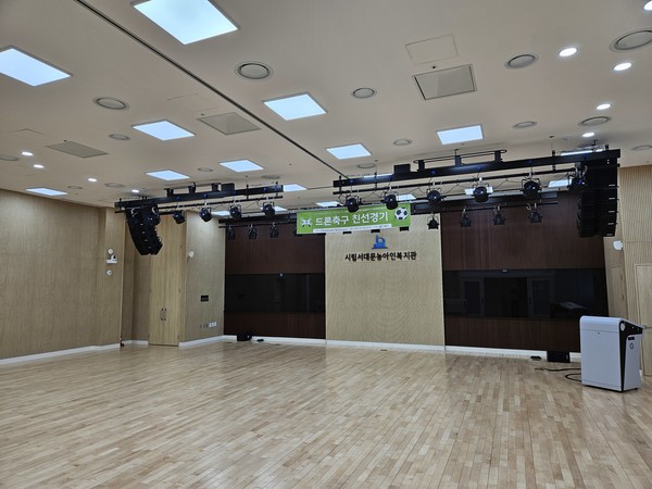 청각장애체험관은 ▲영상체험관 ▲소통체험관 ▲청각장애이해관 ▲동행결심관 4개관으로 구성된다. 영상체험관에서는 청각장애인 인식개선을 위한 영상을 상영하며, 소통체험관에서는 난이도별 독화 체험과 청각장애 체험 영상을 상영한다. 청각장애이해관에서는 농문화알아보기, 청각장애인 보조기구 전시 등이 이뤄지며, 동행결심관에서는 지화명화 만들기 체험 등이 진행된다. (사진=김미숙 기자/서울시청)