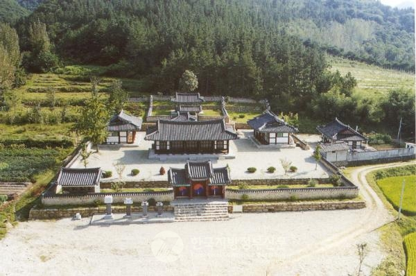 평산(平山) 신(申)씨 시조 장절공 신숭겸(申崇謙) 장군의 유적지인 전남 곡성군 오곡면 덕산리에 있는 덕양서원(德陽書院)은 1589년 선조 22년에 곡성현감 신옥과 전라도관찰사 이광의 노력으로 지역유림과 함께 창건한 우리나라 초기 서원이다.(사진=신인현 도유사)