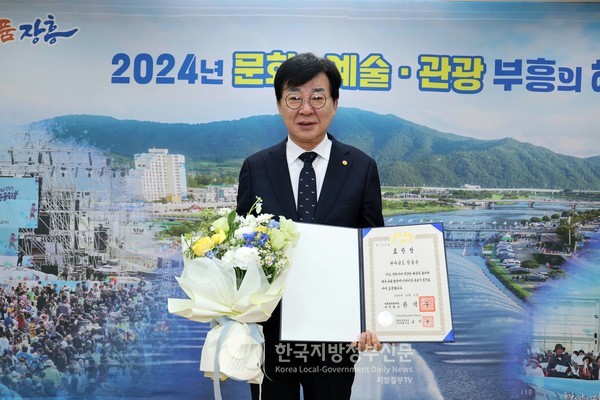김성 장흥군수는 “대통령 표창으로 장흥군의 선진적인 보육정책이 대외적으로 인정받게 돼 매우 기쁘다”며 “앞으로도 영유아와 부모, 보육교직원 모두가 행복한 장흥군이 될 수 있도록 다양한 정책을 적극 추진하겠다”고 말했다.(사진=조용원 기자/장흥군청)