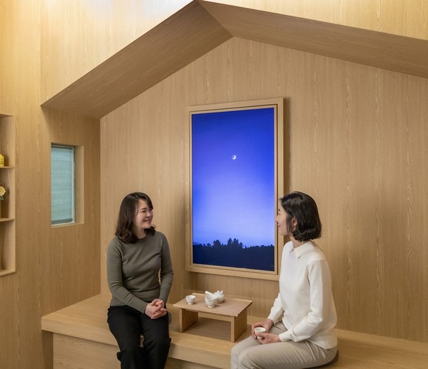 마음을 나누고 치유하는 공간(마루)이라는 의미를 담아 '마음마루'로 이름 붙인 중·장년 1인가구 커뮤니티 공간은 이용자를 위한 콘텐츠로 가득하다. 전체 공간은 개방형 문화공간이자 라운지의 역할을 하는 ①함께서재, 살림케어 공간인 ②나눔창고, 대그룹 공간인 ③마을교실, 소그룹 공간인 ④재미공방, 심리 상담 공간인 ⑤마음정원의 다섯 개 구역으로 나뉘어 구성된다. (사진=김미숙 기자/서울시청)