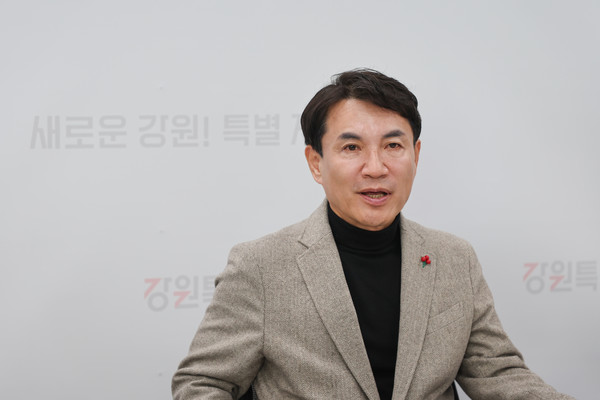 김진태 강원특별자치도지사가 “긴축재정으로 시작해 민선 8기 하반기는 쓸 데 쓰는 건전재정 운영을 추진하고 있다”며, “그동안 긴축재정을 운영하는데 고통 분담을 함께 해 주신 도민 여러분께 감사드리며 앞으로는 쓸 데 잘 쓰는 데 집중해 나가겠다”고 강조했다. (사진=김미숙 기자/강원도청)