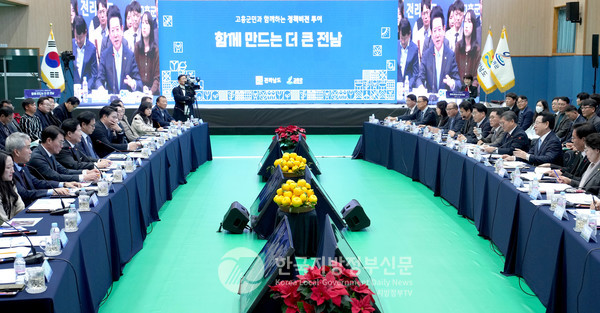 김영록 전남도지사가 23일 '고흥군 정책비전투어'를 개최하고 "오는 2045년까지 고흥군을 ‘글로벌 우주항’, 대한민국 미래항공 교통의 중심지, ‘해양휴양관광 1천만 명 시대’ 개막을 이끌 핵심 도시로 육성하는 7대 미래 비전을 발표했다.(사진=조용원 기자/전남도청)