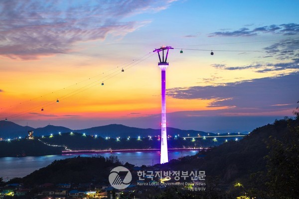 고향사랑기부금 전국 1위를 기록한 전라남도가 목포 해상케이블카, 나주·광양·장성 체험마을 서비스 등 올해 시범사업으로 도입했던 전국 최초의 ’체험형 서비스 답례품’을 2025년부터 본격 제공할 예정이어서 전국적 관심이 쏠리고 있다(사진-조용원 기자/목포해상케이블카)