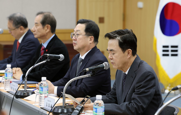 이장우 대전광역시장은 “수도권 일극체제 극복을 위해 대전과 충남이 힘을 합쳐 수도권에 필적하는 경쟁력을 갖춰야 할 때”라며 “한뿌리였던 대전과 충남이 행정통합으로 미래 대한민국의 한 축이 될 수 있다”고 강조했다. (사진=김지수 기자/충남도청)