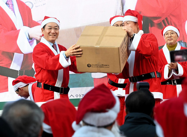 유정복 인천광역시장은 “2010년 300여 가정을 대상으로 한 미추홀 산타클로스 축제가 어느덧 전국 4,000여 가정에 사랑과 희망을 전하는 인천 대표 크리스마스 나눔 축제로 성장해 자랑스럽고 기쁘다”면서, “올해로 15회를 맞는 미추홀 산타클로스 축제가 인천시민 마음을 하나로 모으고 모두에게 잊지 못할 크리스마스 선물이 되길 바란다”고 말했다. (사진=김미숙 기자/인천시청)