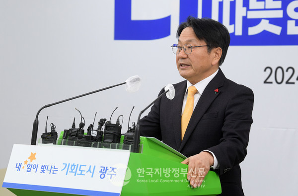 강기정 광주시장은 26일 시청 브리핑룸에서 ‘송·신년 기자회견’을 열어 ‘광주시 2024년 시정 성과와 2025년 시정 구상계획’을 발표하고, “2024년은 ‘어제의 광주가 오늘의 대한민국을 지켜낸 해’였다”며 “이제 ‘오늘의 광주가 내일의 대한민국을 더 단단하게’ 만들겠다”고 말했다(사진=조용원 기자/광주시청)