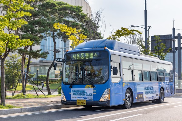 교통 혁신을 대표하는 전국 최초 무제한 대중교통 정기권 ‘기후동행카드’는 시민들의 생활에 풍요를 더하며 일상 혁명을 이끌어냈다. 1월 27일 출시 이후 70일 만에 누적 판매 100만 장을 돌파하며 올해 서울시민이 가장 사랑하는 1위 정책이 됐다. (사진=김미숙 기자/서울시청)