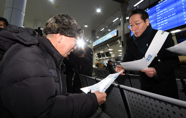 유정복 시장은 1월 2일 인천연안여객터미널에서 열린 현장 홍보 행사에 직접 참석해 ‘인천 아이(i) 바다패스’가 여객선을 대중교통화함으로써 섬 주민과 관광객 모두의 이동권을 보장하는 데 큰 의미가 있음을 강조하며, “관광객 증가로 지역 경제에 활력을 불어넣을 것”이라고 강조했다. (사진=김미숙 기자/인천시청)