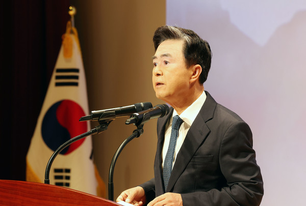 김태흠 충남도지사가 2025년 시무식에서 “변화에 한 발 앞서 대응하고 주도적으로 길을 개척한다는 뜻의 ‘응변창신(應變創新)’의 자세로 나아가자”고 강조했다. (사진=김지수 기자/충남도청)