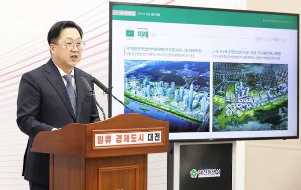 이장우 대전광역시장은 “2025년 대전시는 일류경제도시를 향한 미래 전략을 멈춤 없이 이어가는 것과 동시에, 대전·충남 행정 통합을 통해 충청권 수부도시로서 대전 대도시권 중심 광역행정체계를 구축해 가겠다”라며, “민생을 최우선으로 생각하여 만남부터 결혼, 육아, 교육, 청년까지 시민의 전체 삶을 책임지는 시정을 펼쳐 가겠다”라고 강조했다. (사진=김지수 기자/대전시청)
