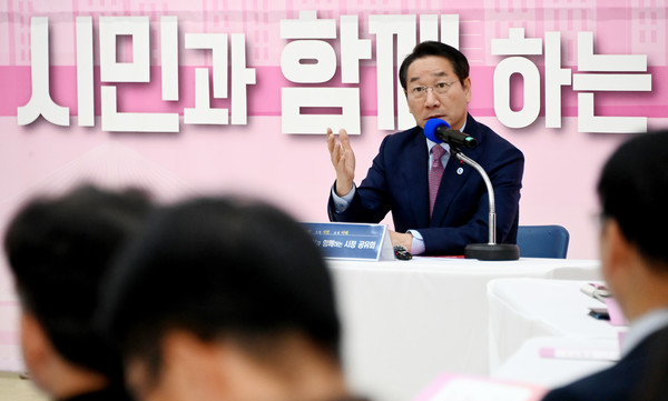 유정복 인천광역시장은 “취약계층을 두텁고 따뜻하게 지원하고, 시민 건강을 예방부터 치료까지 책임지며, 시민 누구도 소외되지 않도록 복지서비스의 접근성을 높이겠다”라며, “출생에서 노년까지 모든 시민이 체감할 수 있는 복지서비스를 구축해 아이들이 웃고, 청소년이 꿈을 펼치며, 청년과 가족이 안정되고, 노년이 행복한 지속 가능한 도시로 자리매김하겠다”라고 강조했다. (사진=김미숙 기자/인천시청)
