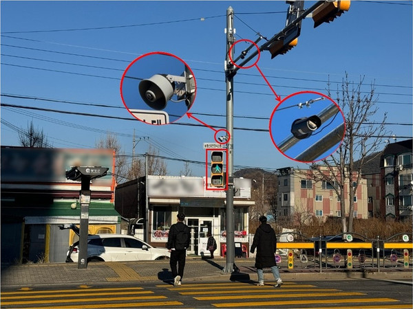 보행자가 횡단보도를 건너다가 맞은편까지 다다를 시간이 부족한 경우에는 녹색신호 시간을 조금 연장해 보행자가 안전한 상태로 횡단보도를 건너갈 수 있도록 도와주기도 한다. (자료=대구시청)